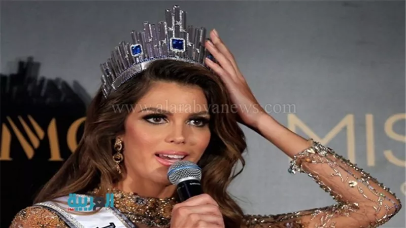 بالصور.. طبيبة أسنان تتوج بلقب ملكة جمال الكون