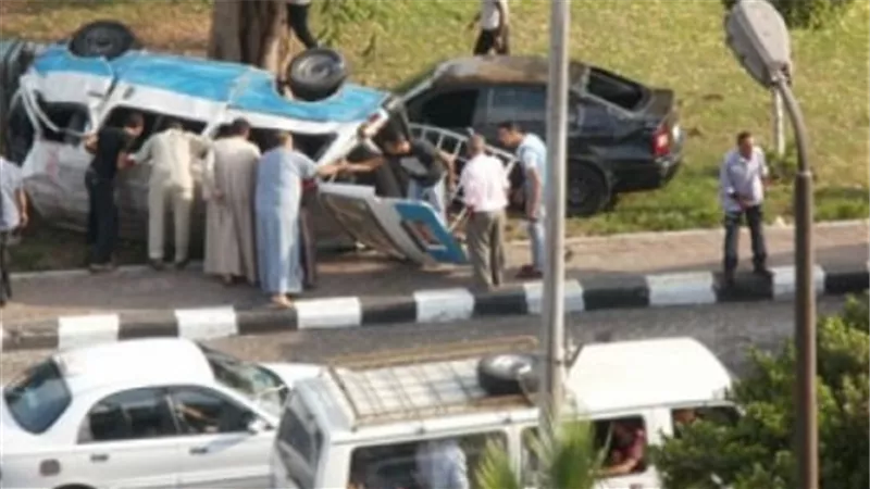 إصابة 7 أشخاص بحادث انقلاب ميكروباص بترعة في العياط