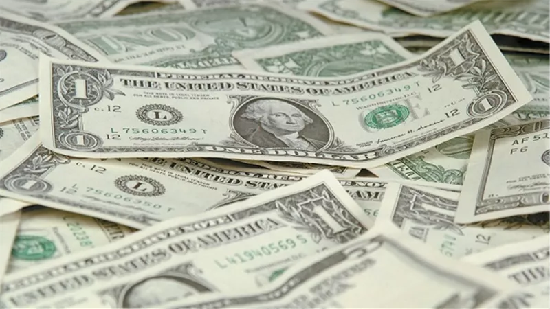 تباين أسعار الدولار في ٦ بنوك بمستهل تعاملات اليوم