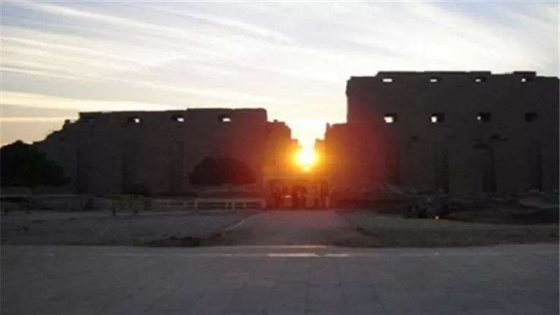 الضباب يحجب تعامد الشمس على معبد دندرة