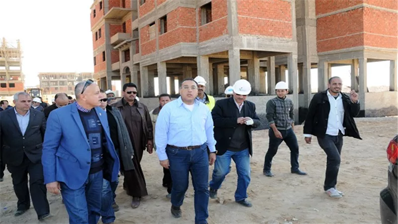 وزير الإسكان من مدينة العلمين الجديدة: بدء صب السقف الأخير بعمارات الإسكان الاجتماعى بمدينة العلمين الجديدة.. الانتهاء من رصف 28 كم من مشروع تحويل الطريق الدولى (الإسكندرية / مطروح)