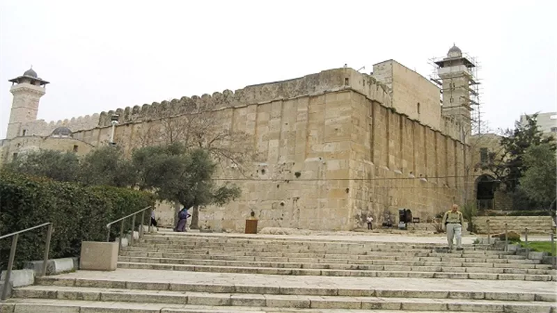 بالفيديو.. إسرائيل تمنع إقامة الآذان بالحرم الإبراهيمي