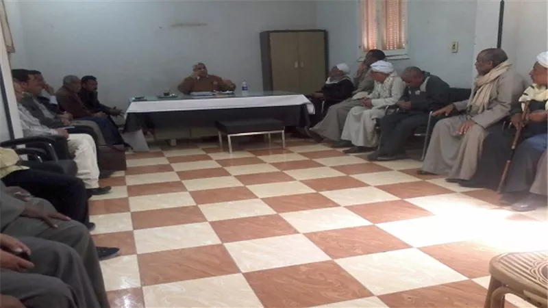 رئيس مدينة الزينية بالأقصر يناقش مشاكل أهالي 