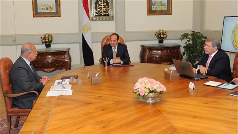 السيسي يجتمع مع رئيس مجلس الوزراء ووزير المالية