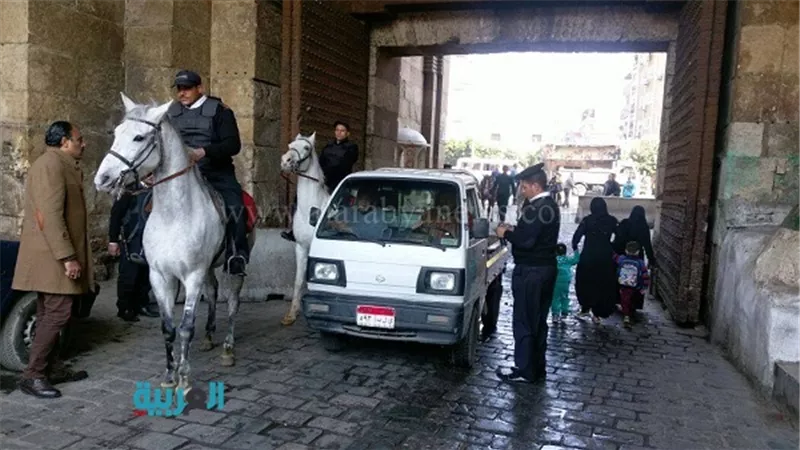 بالصور.. مدير أمن القاهرة يقود حملات أمنية بشارع المعز