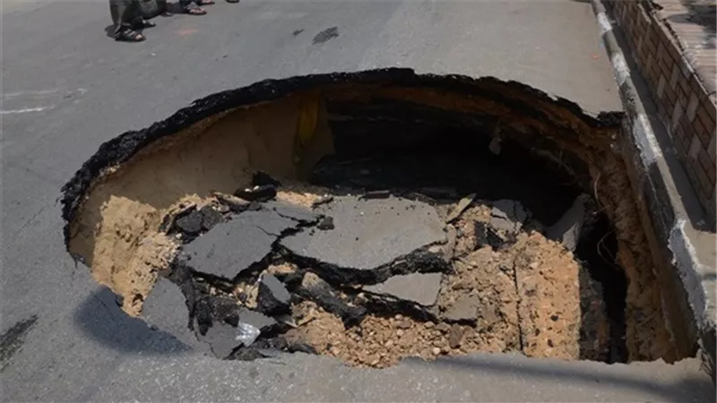 رعب في مدرسة بالغربية بعد هبوط أرضي مفاجئ