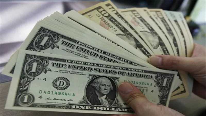 سعر الدولار في 6 بنوك بمستهل تعاملات اليوم