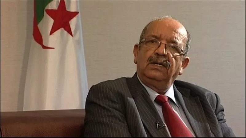 وزير الخارجية الجزائري يغادر مطار القاهرة