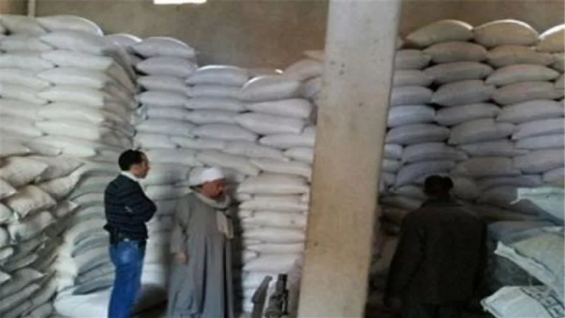 ضبط بدال تمويني يحجب السلع التموينية لبيعها بالسوق السوداء فى بنى سويف