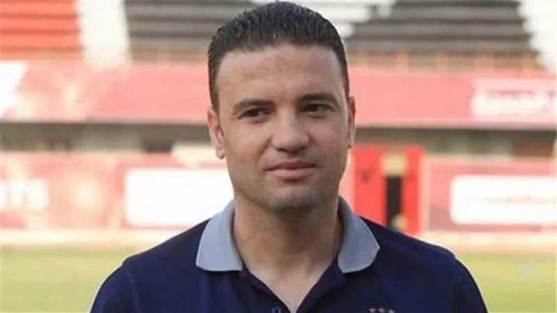 لاعبو الأهلي يحملون 