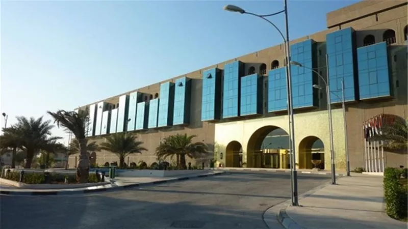 اندلاع حريق بفندق البصرة الدولي في العراق