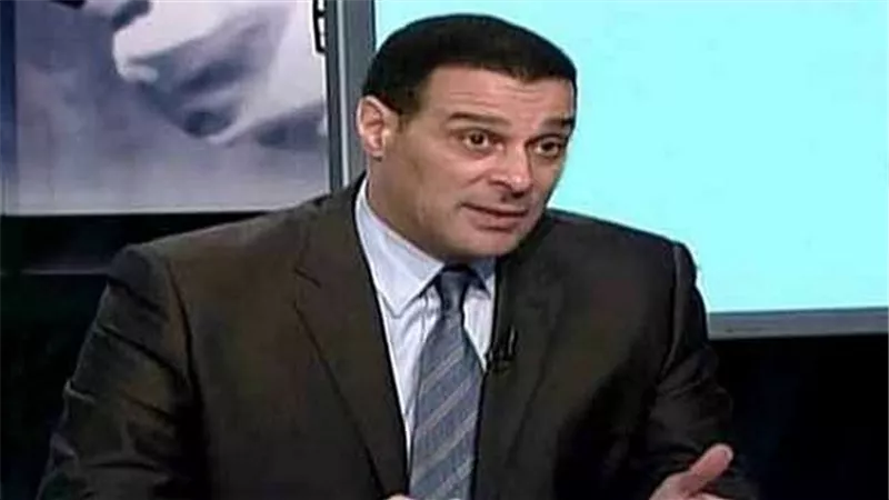 عصام عبدالفتاح يستعين بشاشات عملاقة لشرح تطبيق حكم الفيديو