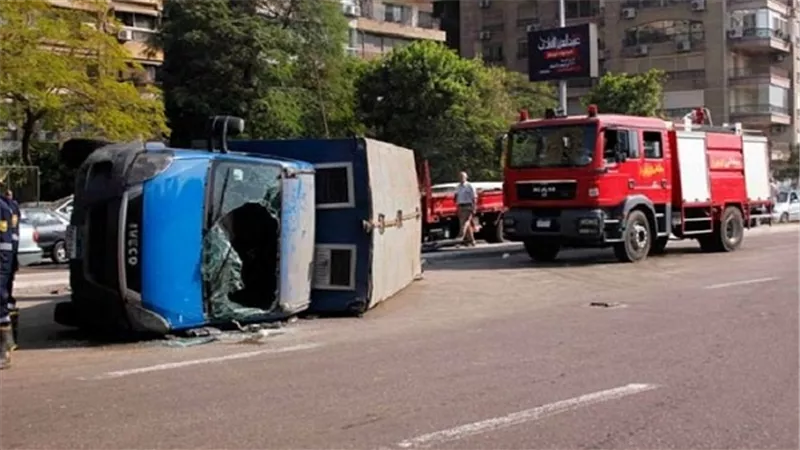 إصابة ٥ شرطيين في انقلاب سيارة تابعة لأمن الجيزة بمحور ٢٦ يوليو