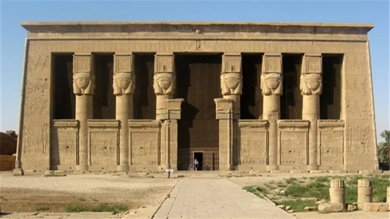 معبد دندرة في قنا يستقبل 370 سائحًا خلال يومين