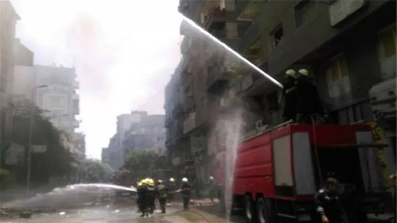 لجنة هندسية لمعاينة العقار المحترق في شارع المتوكل بالزيتون
