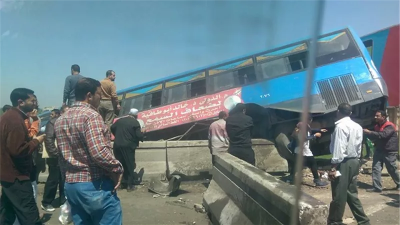 بالصور والفيديو.. انقلاب أتوبيس نقل عام على 