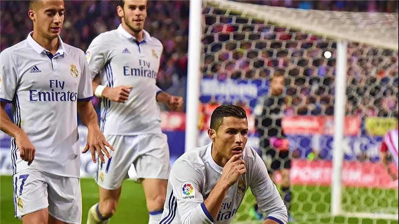 ريال مدريد يفوز بثلاثية على خيخون وينفرد بصدارة الدوري