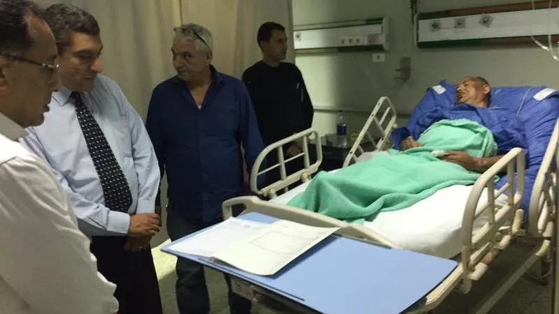 وزير الإسكان يطمئن على تشغيل رافع صرف صحى الشويفات ويزور المصابين بالمستشفى