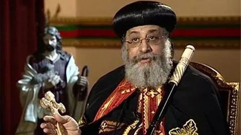 البابا ينظر للشمامسة غاضبا لإخفاقهم في طقس تمثيلية القيامة