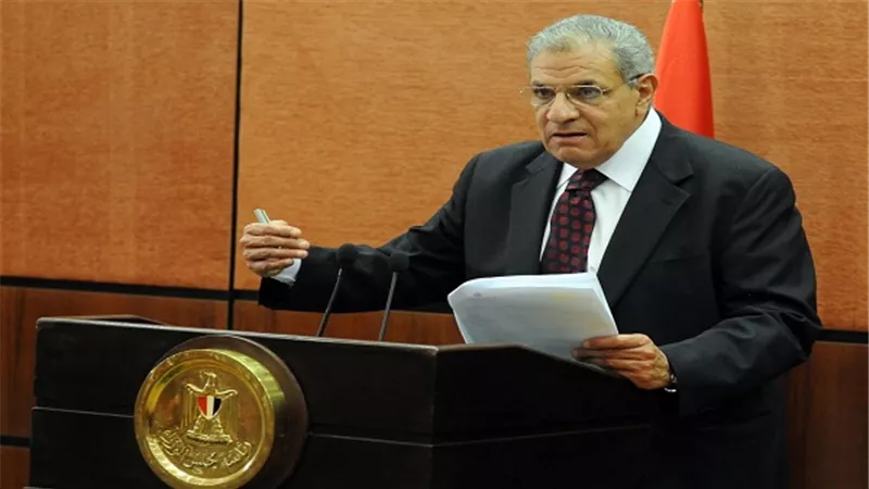 محلب: إجراءات سريعة لإنهاء 10 آلاف طلب تقنين أراضي