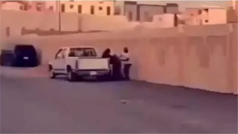 بالفيديو.. شاب سعودي يضرب والده ووالدته بالعصا في الشارع