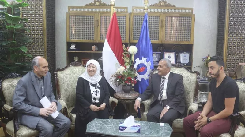 رئيس الجمهورية يمنح الام المثالية الاولى على السويس 50 ألف جنية