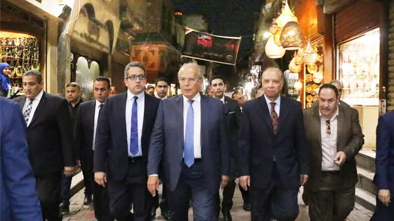 جولة ميدانية لوزيري الاثار والتنمية المحلية ومحافظ القاهرة بشارع المعز