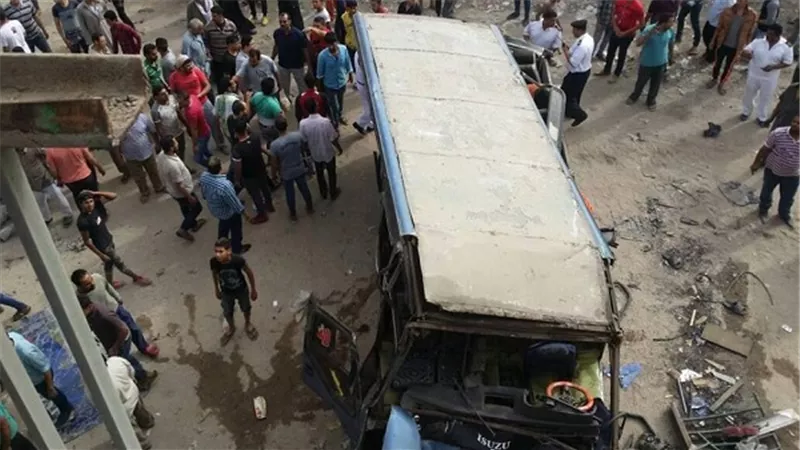 ننشر اللقطات الأولى لحادث سقوط أتوبيس من أعلى ''دائري السلام''