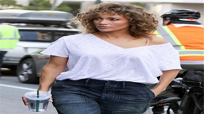 جينيفر لوبيز تصطحب توءميها معها إلى موقع تصوير 