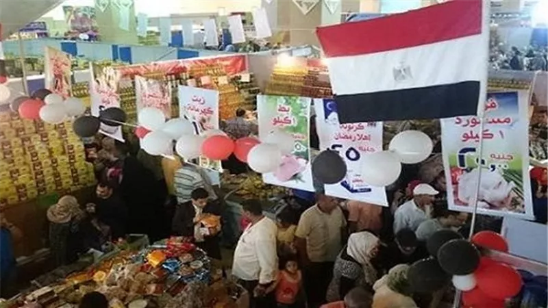 توافد المواطنين على معرض 