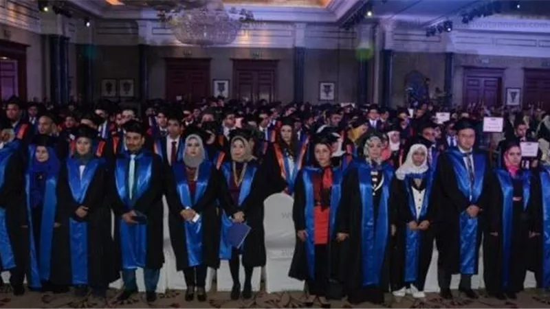 في حفل تخرج.. طالب يلقن معلميه 