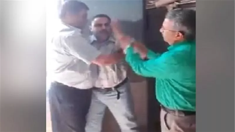 بالفيديو.. موظف بهيئة التأمين الصحى يحاول الانتحار بسبب خصم 500 جنيه من راتبه