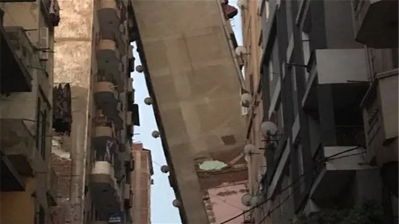 بث مباشر.. إزالة العمارة المائلة بالأزاريطة في الإسكندرية 