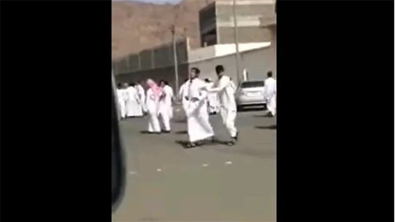 بالفيديو.. مشاجرة طاحنة بالعصي بين عدد من المصريين في السعودية