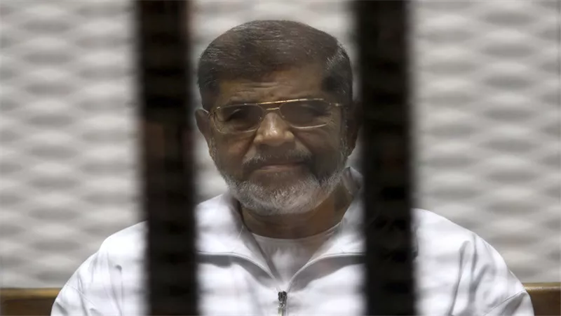 وعكة صحية تصيب المعزول محمد مرسي.. إقرا االتفاصيل 