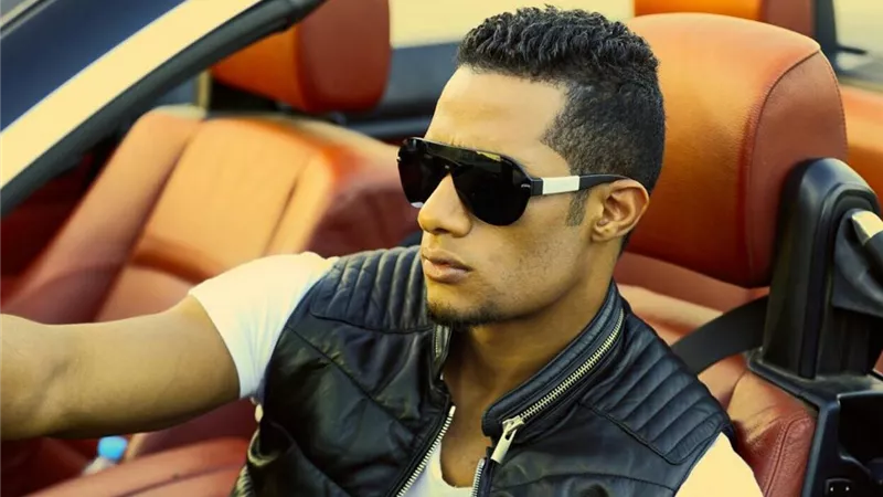 شاهد.. الأسطورة يلعب كرة قدم مع أطفال: 