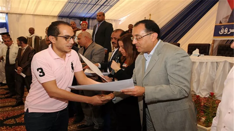 وزير الإسكان يُسلم عقود 650 وحدة بالإسكان الاجتماعي بمدينة الشروق