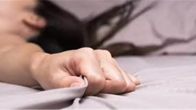 الخبرة الجنسية أحدهم.. 8 أسباب تعلق الشباب بالمرأة الأربعينية