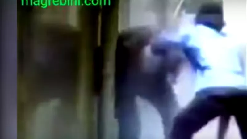 لا لأصحاب القلوب الضعيفة.. بالفيديو.. شاب  يلقي 