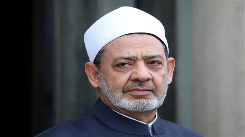 بدون حراسة.. شيخ الأزهر يؤدي مناسك العمرة 