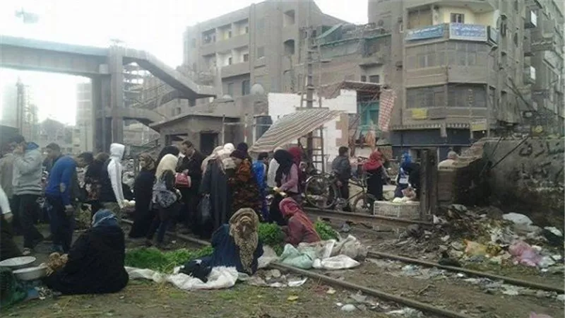 قبل كارثة جديدة.. باعة جائلين على مزلقانات السكك الحديدية