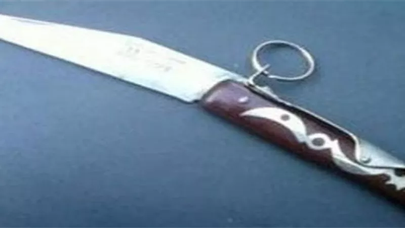 مواطن يرفع 