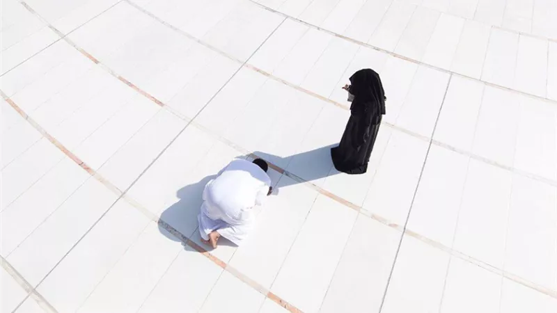 شعراء يحولون صورة بالحج إلى نصوص شعرية