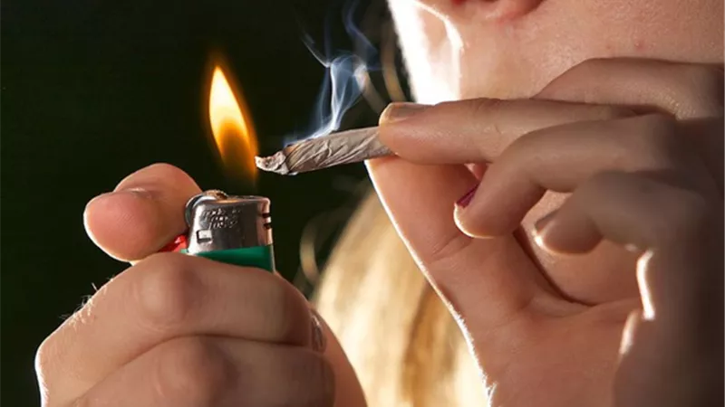 غرزة في العربية| موظف يتعاطى المخدرات داخل سيارته.. وهذا رد الأمن