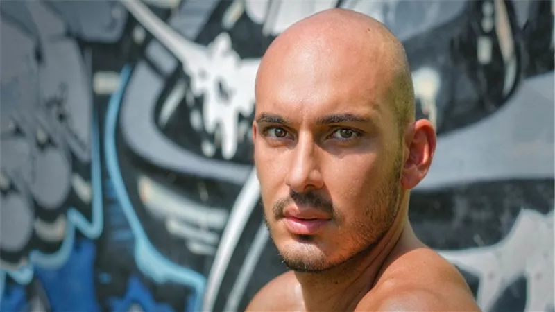 إحلق قرعة| الرجل الأصلع أكثر جاذبية للنساء.. تعرف على الأسباب