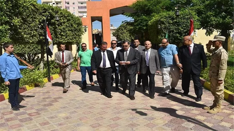 بالصور.. محافظ الفيوم يتفقد مدرستي جمال عبد الناصر وعائشة حسانين بمناسبة العام الدراسي الجديد 