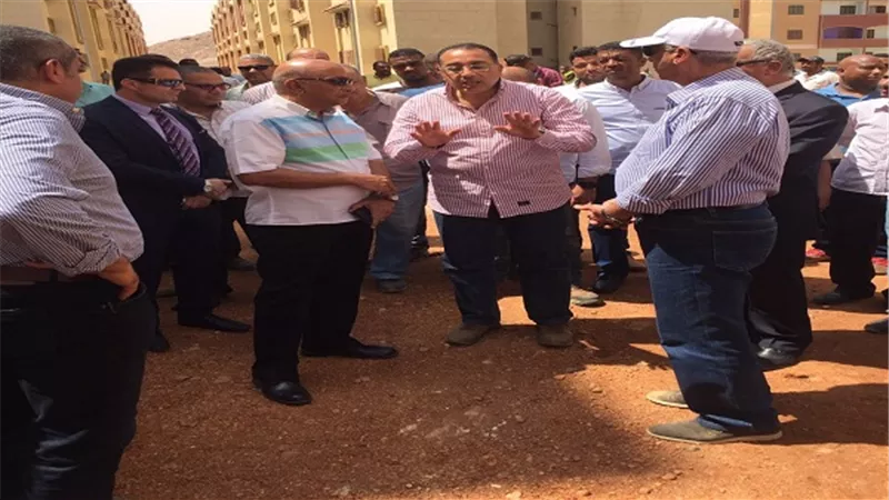وزير الإسكان يُعنف مسئولى شركة مقاولات منفذة للإسكان الاجتماعى بأسوان
