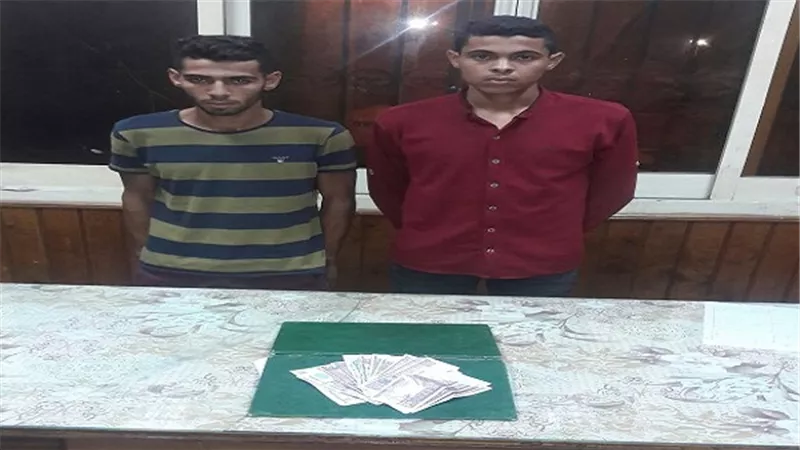 القبض على عاطلين يقومان بسرقة المواطنين بالإكراه بالازبكية