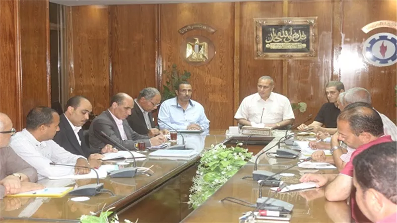 محافظ السويس يبحث عن دعم مالي وفني لجهاز النظافة بالمحافظة