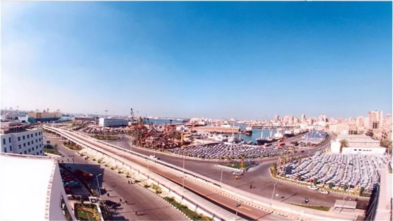 نشاط في حركة السفن والشاحنات والبضائع بميناء الاسكندرية